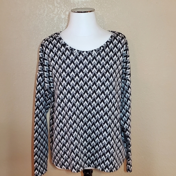 H&M Tops - H&M Women's Black and White Chevron Herringbone Top